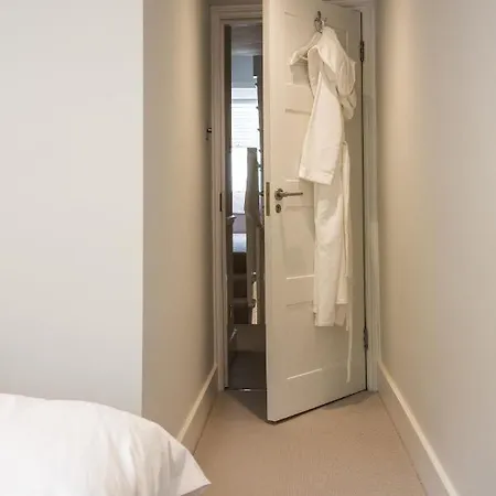 Magnificent House For 6 In Fulham With Back Garden Holiday home