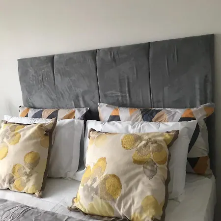 Cosy & Lovely With Free Parking & Close To Station Apartment