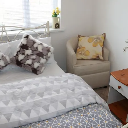 Apartment Cosy & Lovely With Free Parking & Close To Station