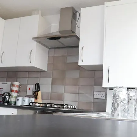 Apartment Cosy & Lovely With Free Parking & Close To Station *