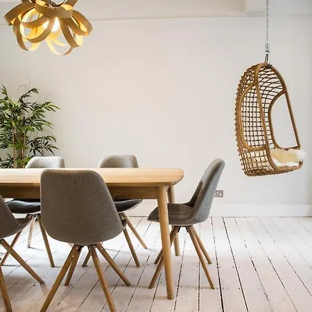 Magnificent House For 6 In Fulham With Back Garden London