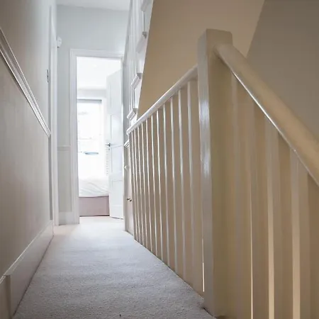 Magnificent House For 6 In Fulham With Back Garden