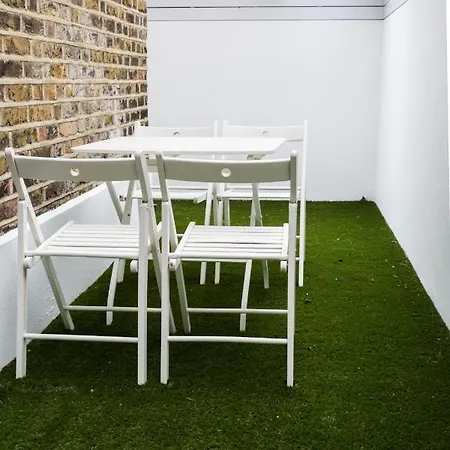 Magnificent House For 6 In Fulham With Back Garden London