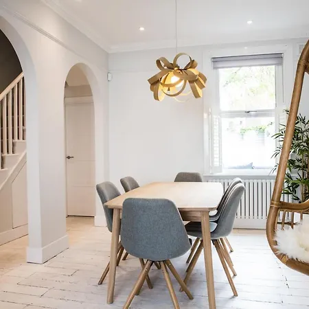 Magnificent House For 6 In Fulham With Back Garden Holiday home *