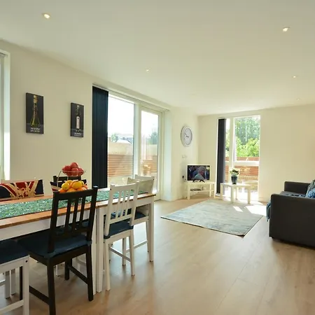 Grand Kew Gardens Daire