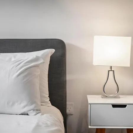 2 Bed Lux Near Free Wifi By Aparts Apartment *