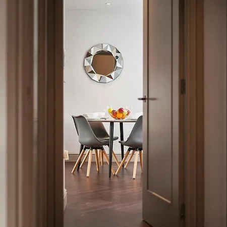 2 Bed Lux Near Free Wifi By Aparts Apartment London