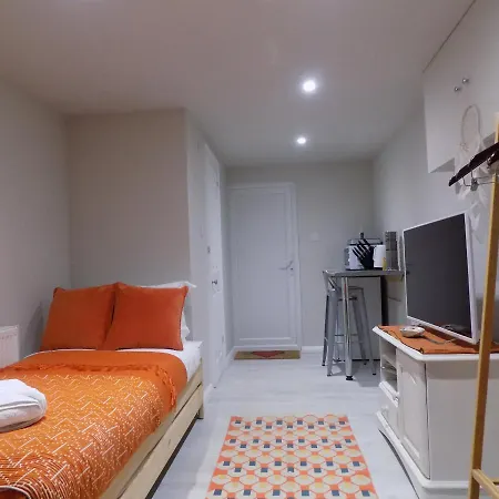Lavender Oaks Apartment *