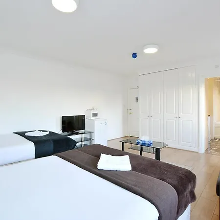 Hyde Park Gate Hostel *