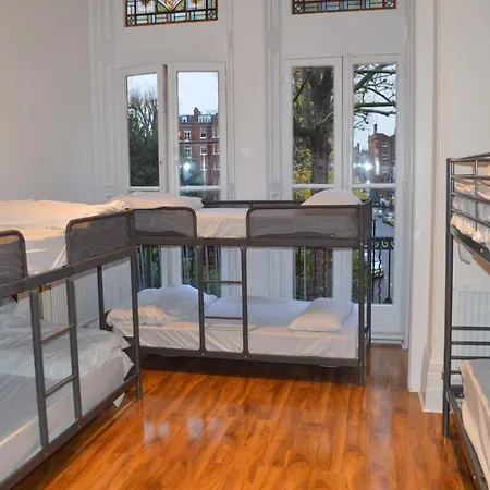 Barkston Earls Court Hostal *