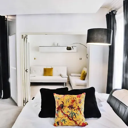Piccadilly Circus Suites *