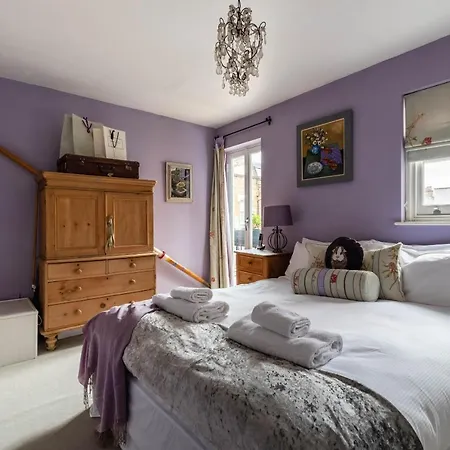 Charming Chiswick Near Ravenscourt Park By Underthedoormat London