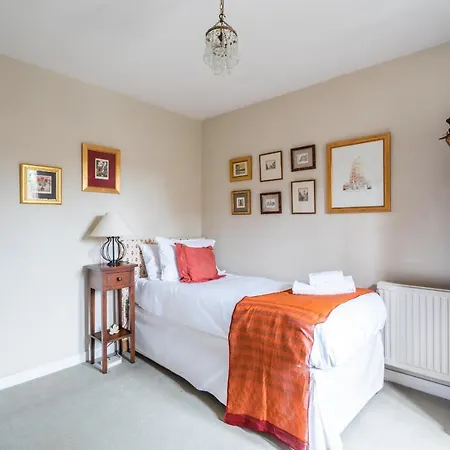 Charming Chiswick Near Ravenscourt Park By Underthedoormat Ferienhaus London