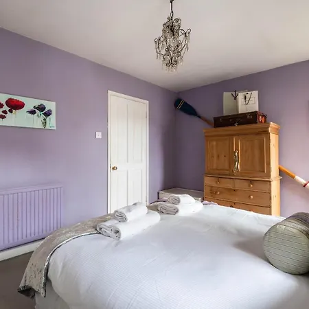 Charming Chiswick Near Ravenscourt Park By Underthedoormat Ferienhaus *