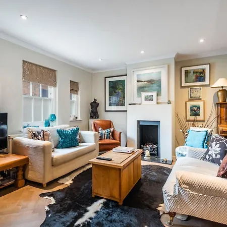 Charming Chiswick Near Ravenscourt Park By Underthedoormat Ferienhaus *