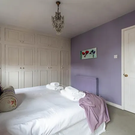 Charming Chiswick Near Ravenscourt Park By Underthedoormat London