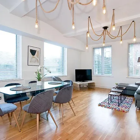 Mulberry Flat 4 - Two Bedroom 2nd Floor By Living Holiday home *