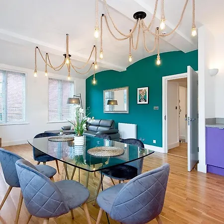 Mulberry Flat 4 - Two Bedroom 2nd Floor By Living Vakantiehuis *