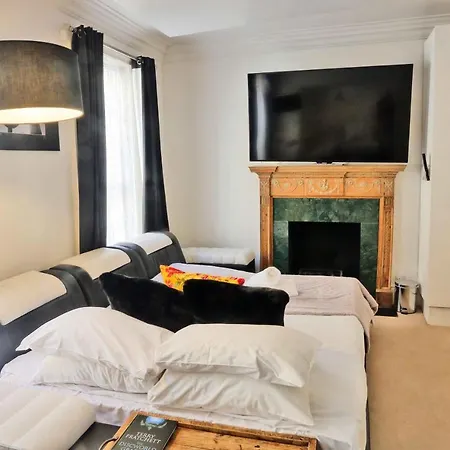 Piccadilly Circus Suites *
