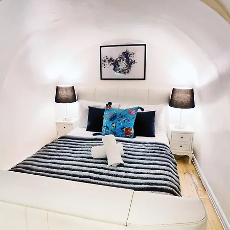 Piccadilly Circus Suites Apartment *