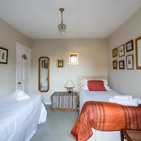 Charming Chiswick Near Ravenscourt Park By Underthedoormat