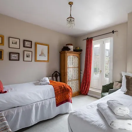 Charming Chiswick Near Ravenscourt Park By Underthedoormat Ferienhaus London