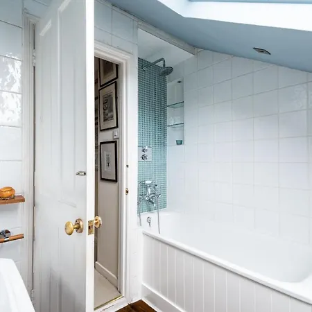Charming Chiswick Near Ravenscourt Park By Underthedoormat Ferienhaus London