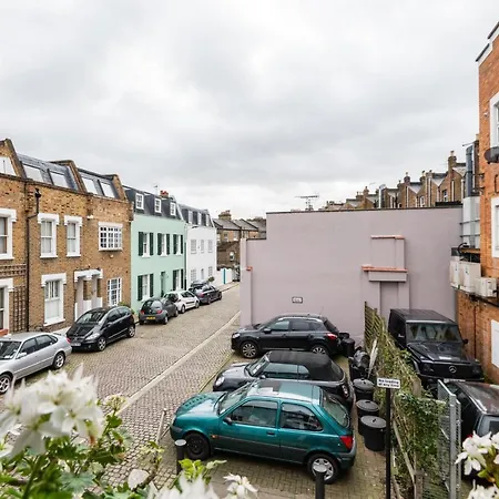 Charming Chiswick Near Ravenscourt Park By Underthedoormat London
