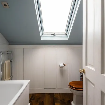Charming Chiswick Near Ravenscourt Park By Underthedoormat