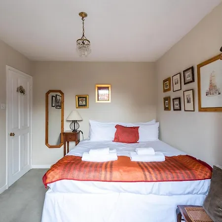 Charming Chiswick Near Ravenscourt Park By Underthedoormat *
