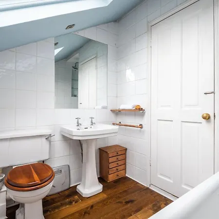 Charming Chiswick Near Ravenscourt Park By Underthedoormat