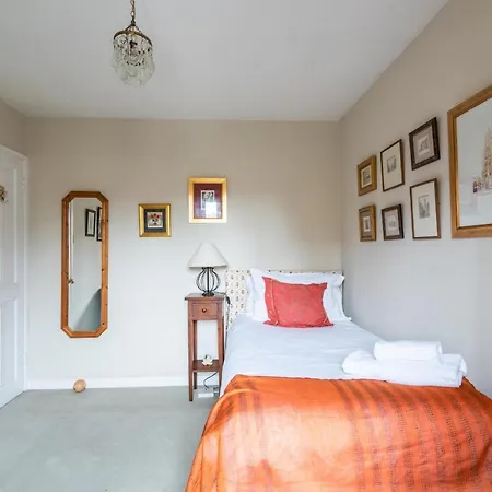 Charming Chiswick Near Ravenscourt Park By Underthedoormat