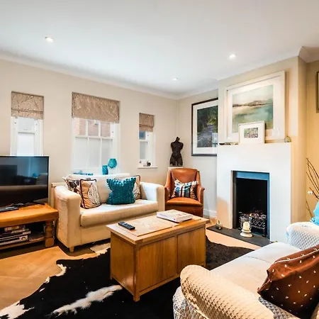 Charming Chiswick Near Ravenscourt Park By Underthedoormat Ferienhaus *