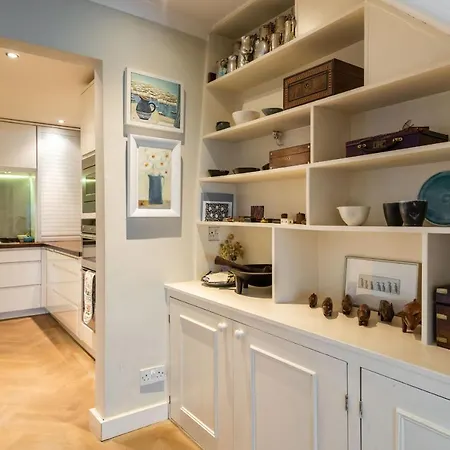 Charming Chiswick Near Ravenscourt Park By Underthedoormat Ferienhaus *