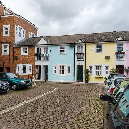 Charming Chiswick Near Ravenscourt Park By Underthedoormat Ferienhaus