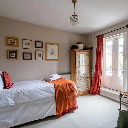 Charming Chiswick Near Ravenscourt Park By Underthedoormat *