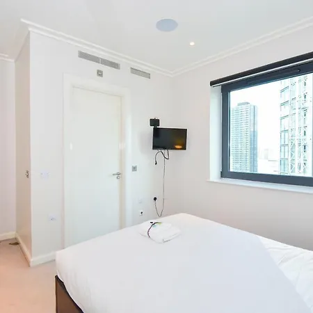 Canary Wharf - Corporate Riverside Apartments * London