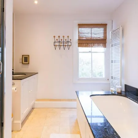Fabulous 4-bed House In Fulham With Garden! Holiday home London