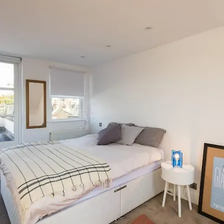 Fabulous 4-bed House In Fulham With Garden!