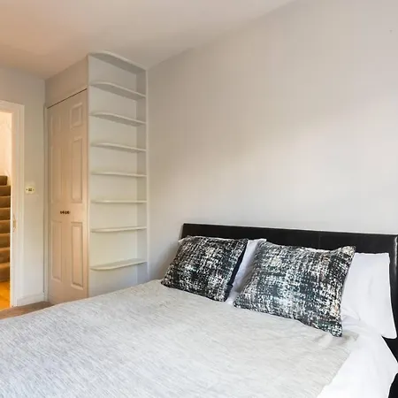 Fabulous 4-bed House In Fulham With Garden!