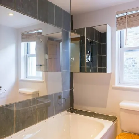Fabulous 4-bed House In Fulham With Garden! Holiday home