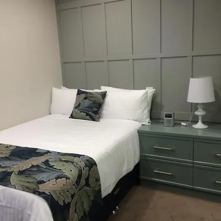 Four Acres * Kingston upon Thames (Greater London)