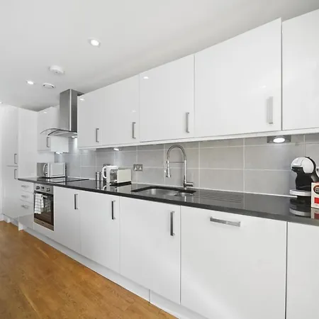 Modern In Bayswater Free Wifi & Aircon By Aparts Apartment
