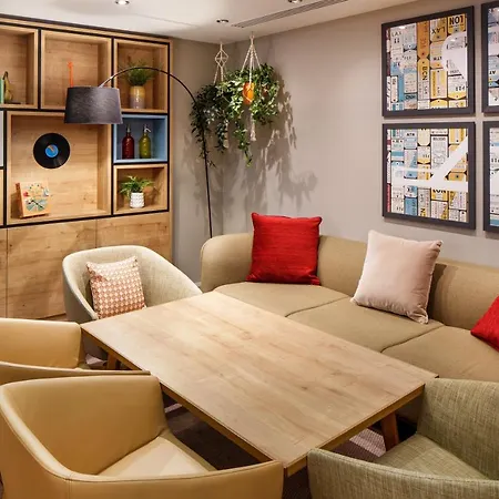 London - Heathrow M4,jct.4, An Ihg