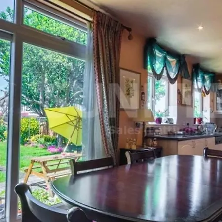 Beautiful 4-bed House In Sutton Croydon