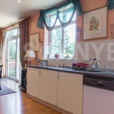 Beautiful 4-bed House In Sutton Holiday home Croydon