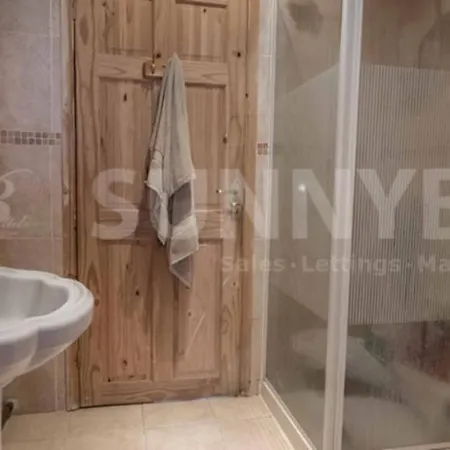 Beautiful 4-bed House In Sutton Croydon