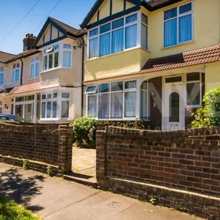 Beautiful 4-bed House In Sutton