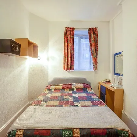 Boston Court 3*