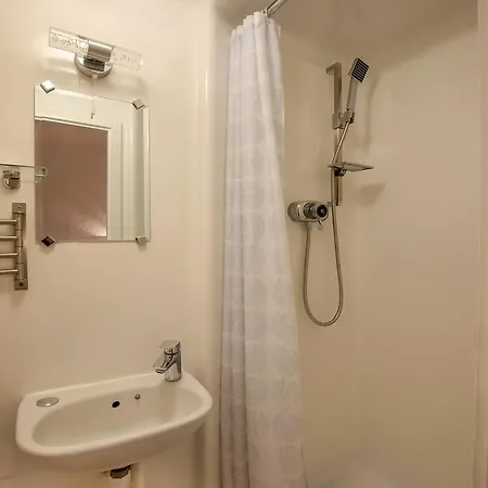 Boston Court Hotel 3*